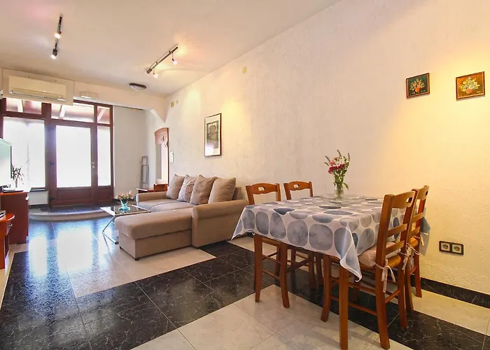 2281 Apartman Póla